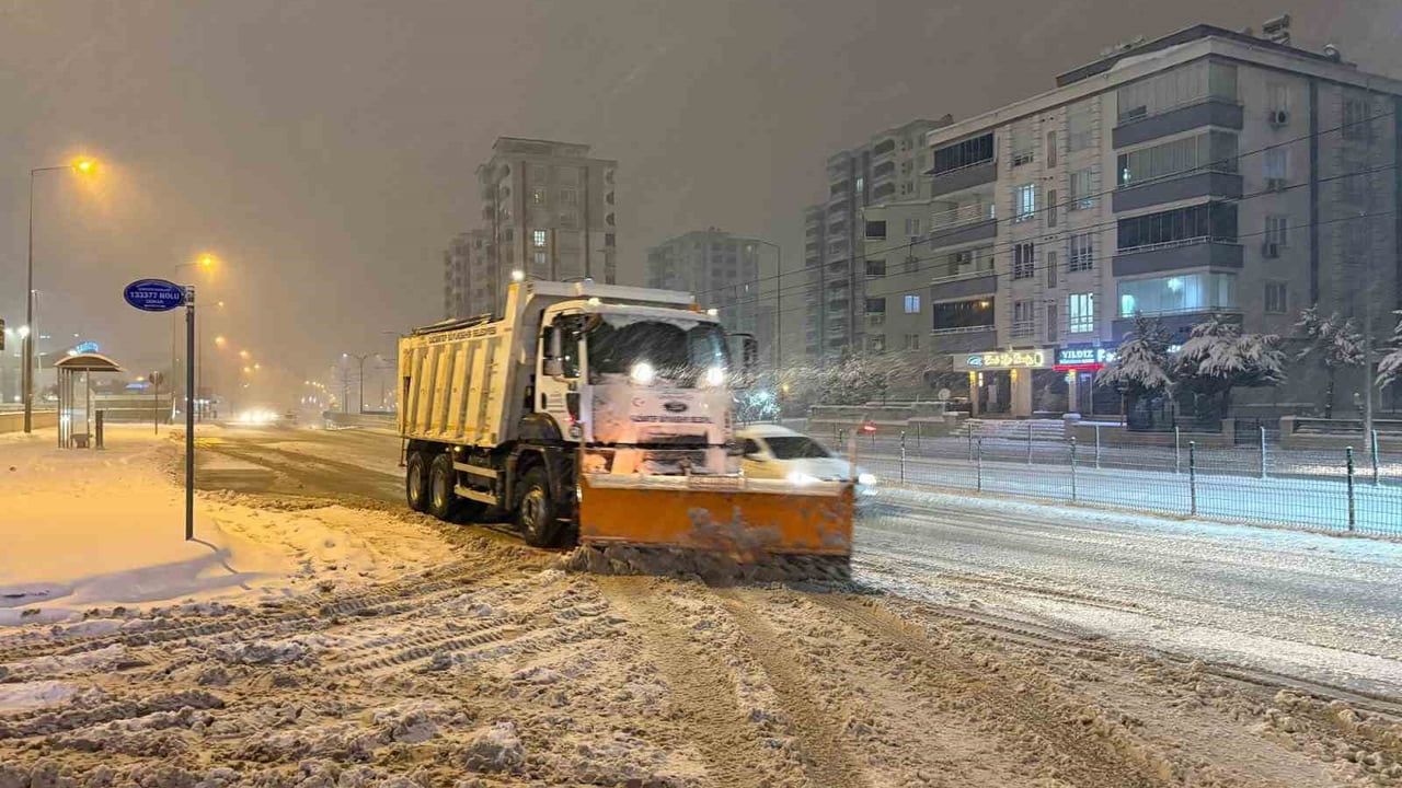 Gaziantep’te karla mücadele: Kapanan yollar ekiplerin çalışmasıyla açıldı
