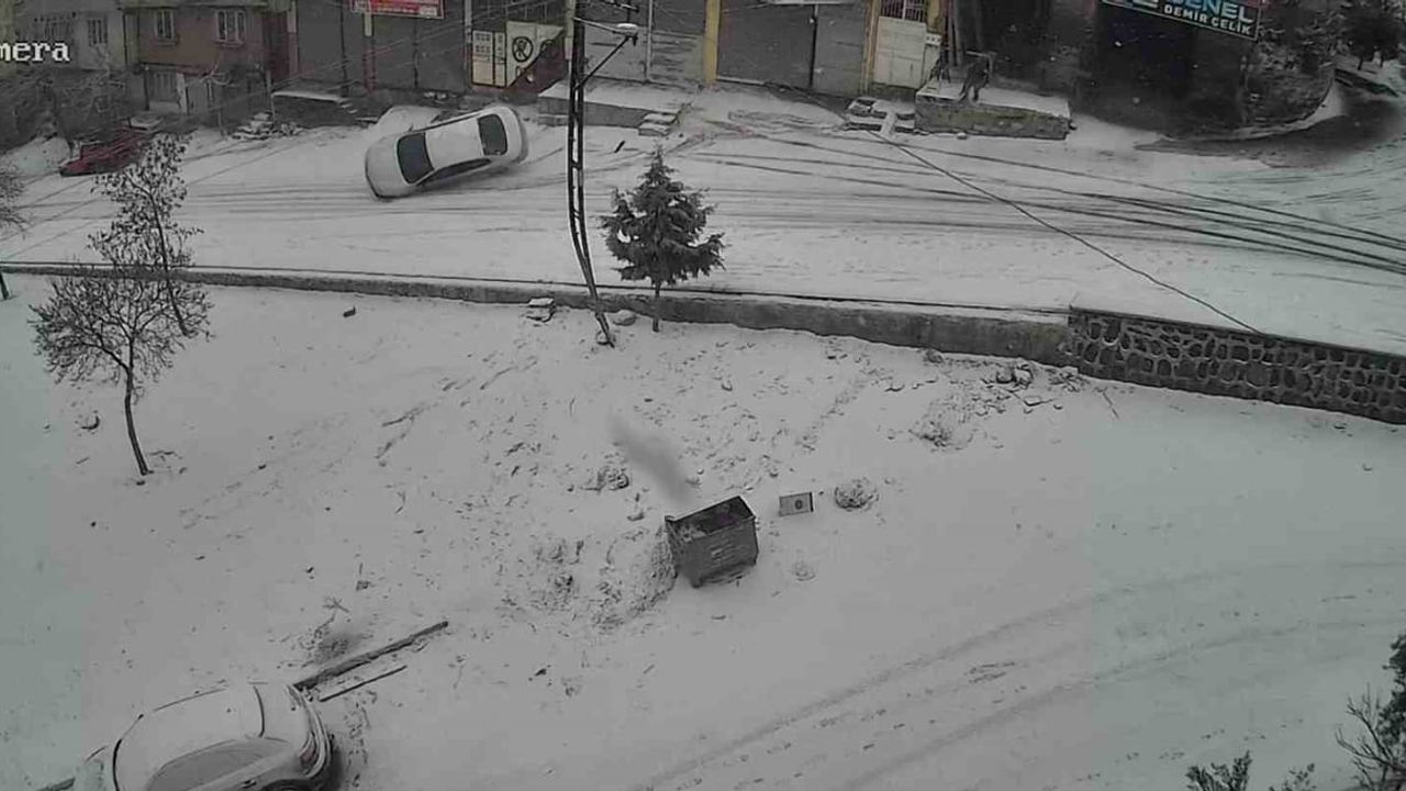 Gaziantep’te karlı yolda sürücünün kontrolünü kaybettiği araç kaldırıma çarpıp devrildi