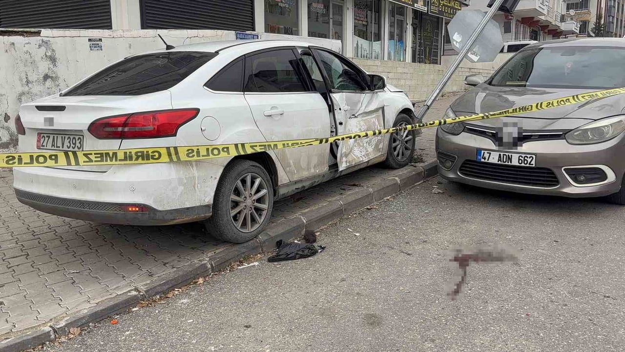 Gaziantep'te kavşakta çarpışma: Savrulan otomobil 4 yaşındaki çocuğa çarptı