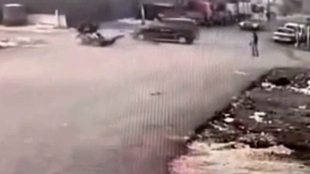 Gaziantep'te kavşakta zincirleme kaza: Hafif ticari araç motosiklete çarptı, motosiklet yayaya çarptı