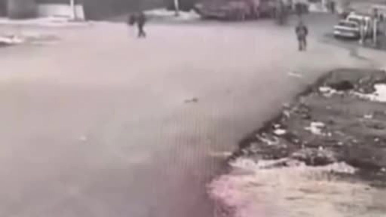 Gaziantep’te kavşakta zincirleme kaza: motosiklet yayaya çarptı, iki kişi hafif yaralandı