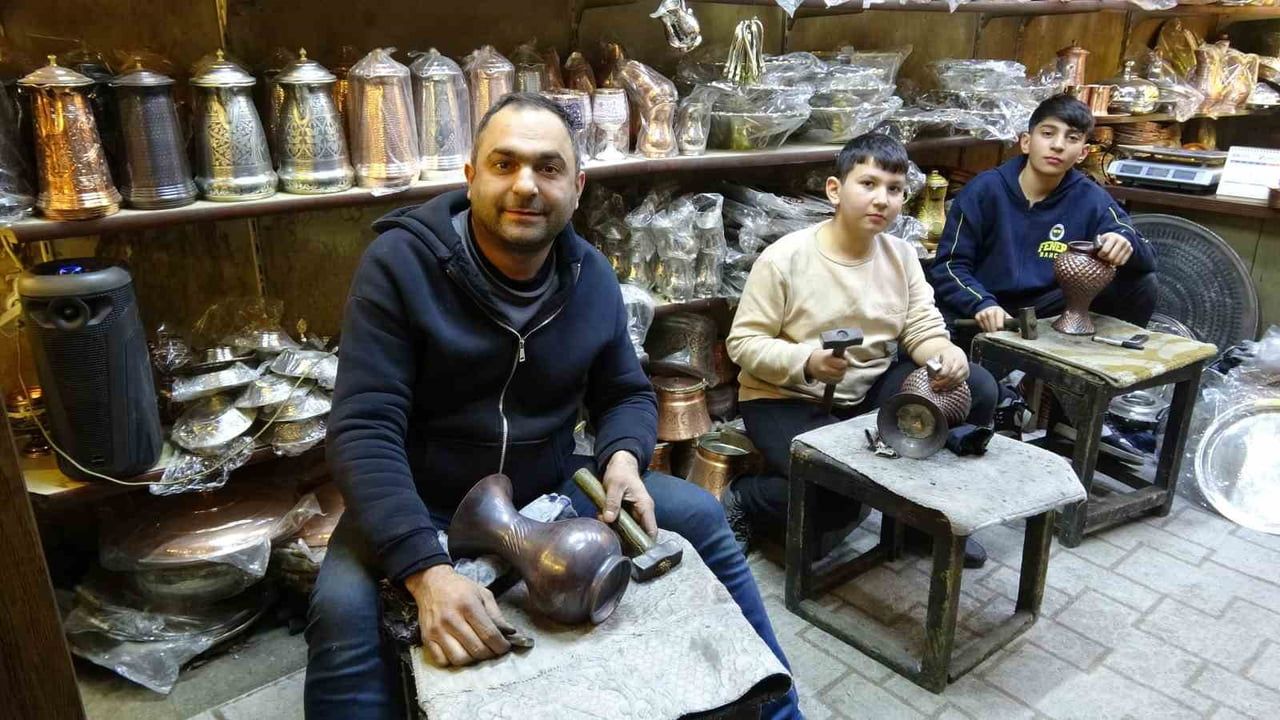Gaziantep'te nesiller boyu süren bakırcılık: Baba Mustafa Cengiz çocuklarına mesleği öğretiyor