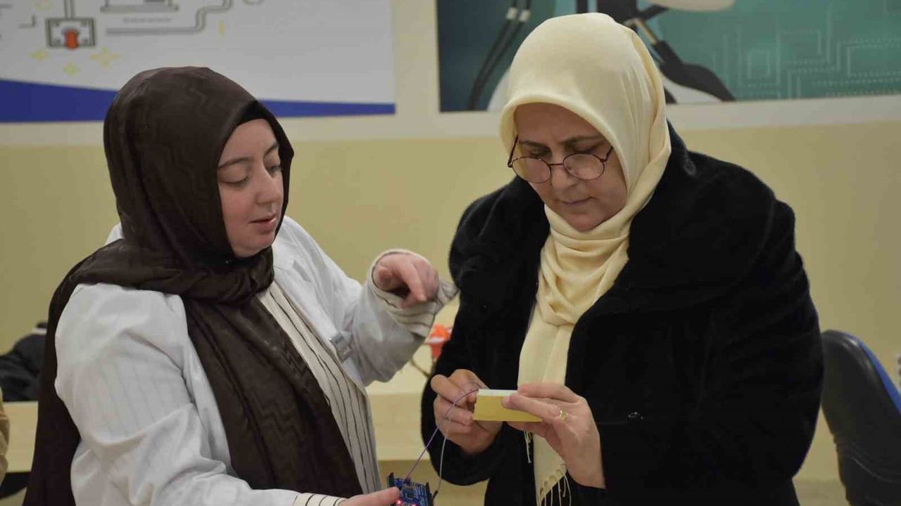 Gaziantep'te Robotik Kodlama Atölyesi: Anneler ve Kızları 3D Yazıcıyla Üretiyor