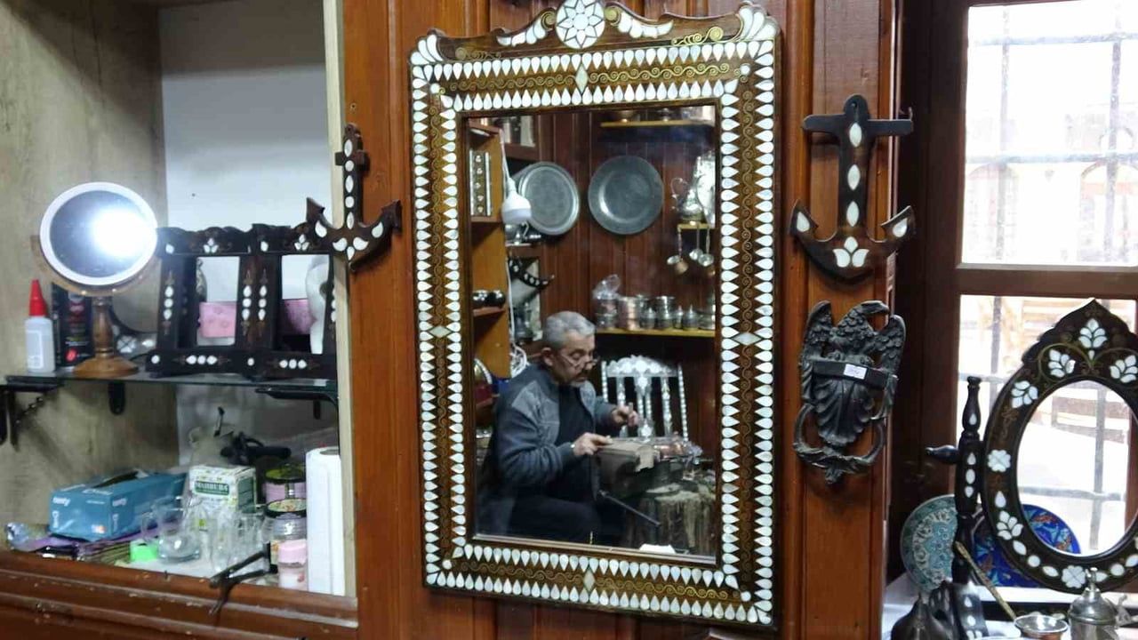 Gaziantep'te sedef kakma ustası Ökkeş Bozkurt antika silahları işliyor