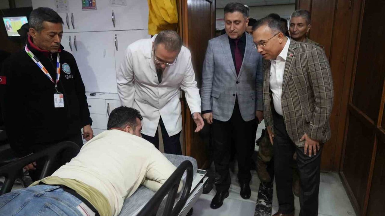 Gaziantep'te TAG Otoyolu'nda zincirleme kaza: Vali Kemal Çeber yaralıları 25 Aralık Devlet Hastanesi'nde ziyaret etti