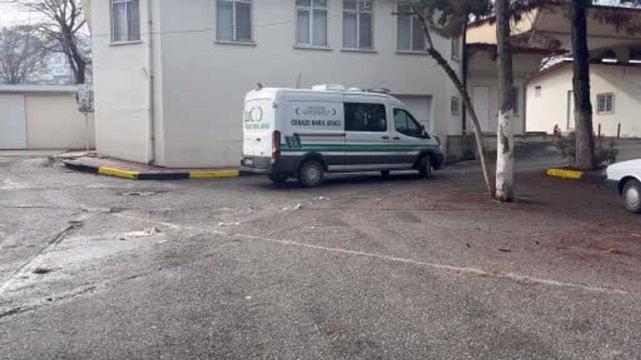 Gaziantep'te tıra arkadan çarpan otomobilde 3 kardeş hayatını kaybetti