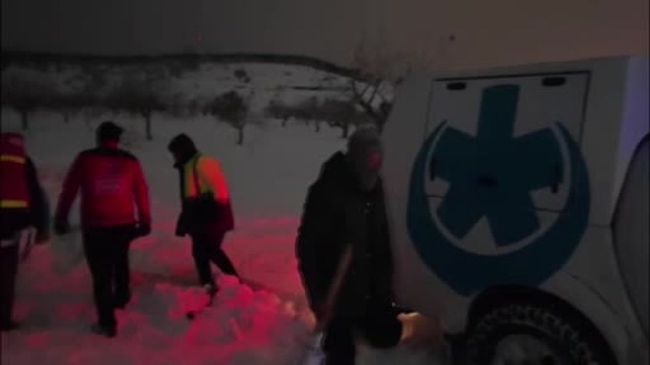 Gaziantep'te UMKE ekipleri araçları kara saplanınca yürüyerek rahatsız vatandaşa ulaştı