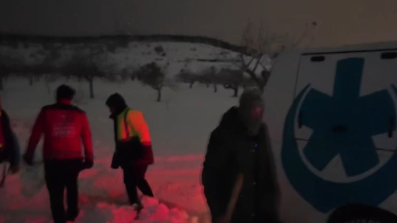Gaziantep'te UMKE, kar nedeniyle araçları saplanınca yürüyerek vakaya ulaştı