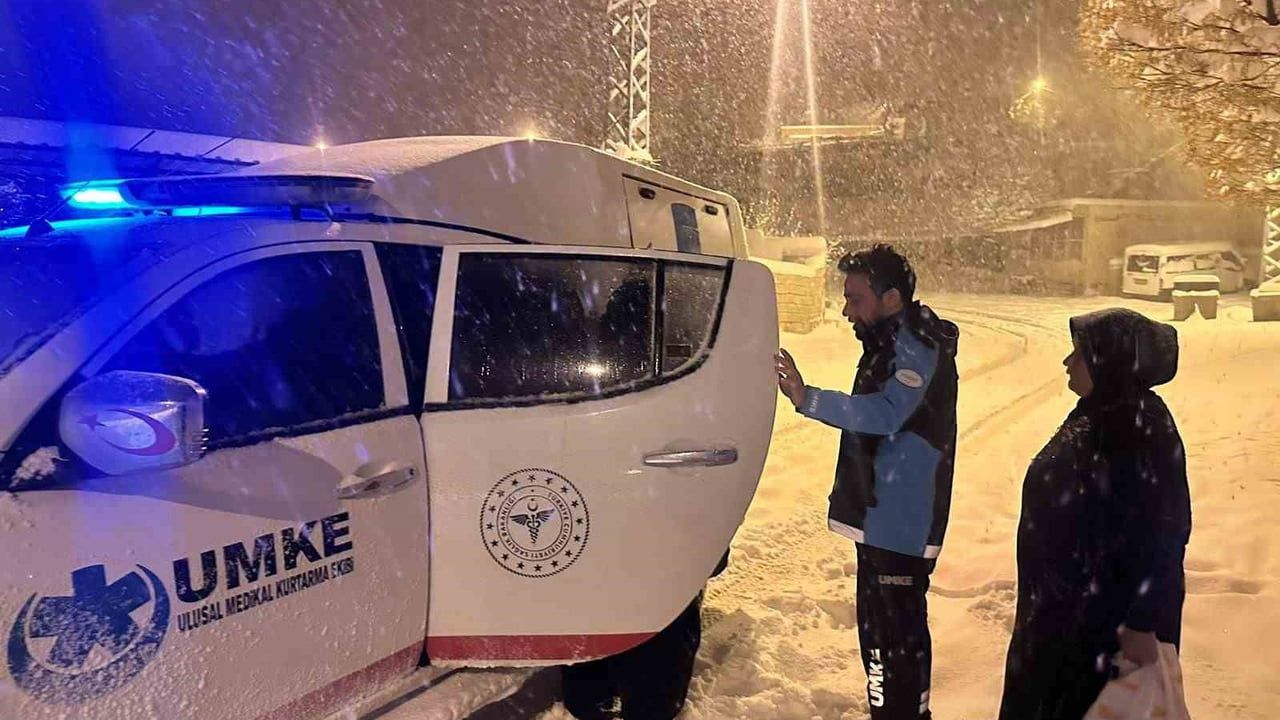 Gaziantep'te UMKE, karlı yolları aşarak karbonmonoksit zehirlenen 9 kişilik aileye müdahale etti