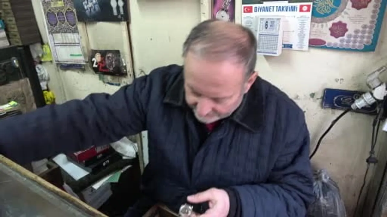 Gaziantep'te yarım asırdır 8 m²'lik dükkânda saat tamirciliği yapan Nurettin Büyükkörükçü