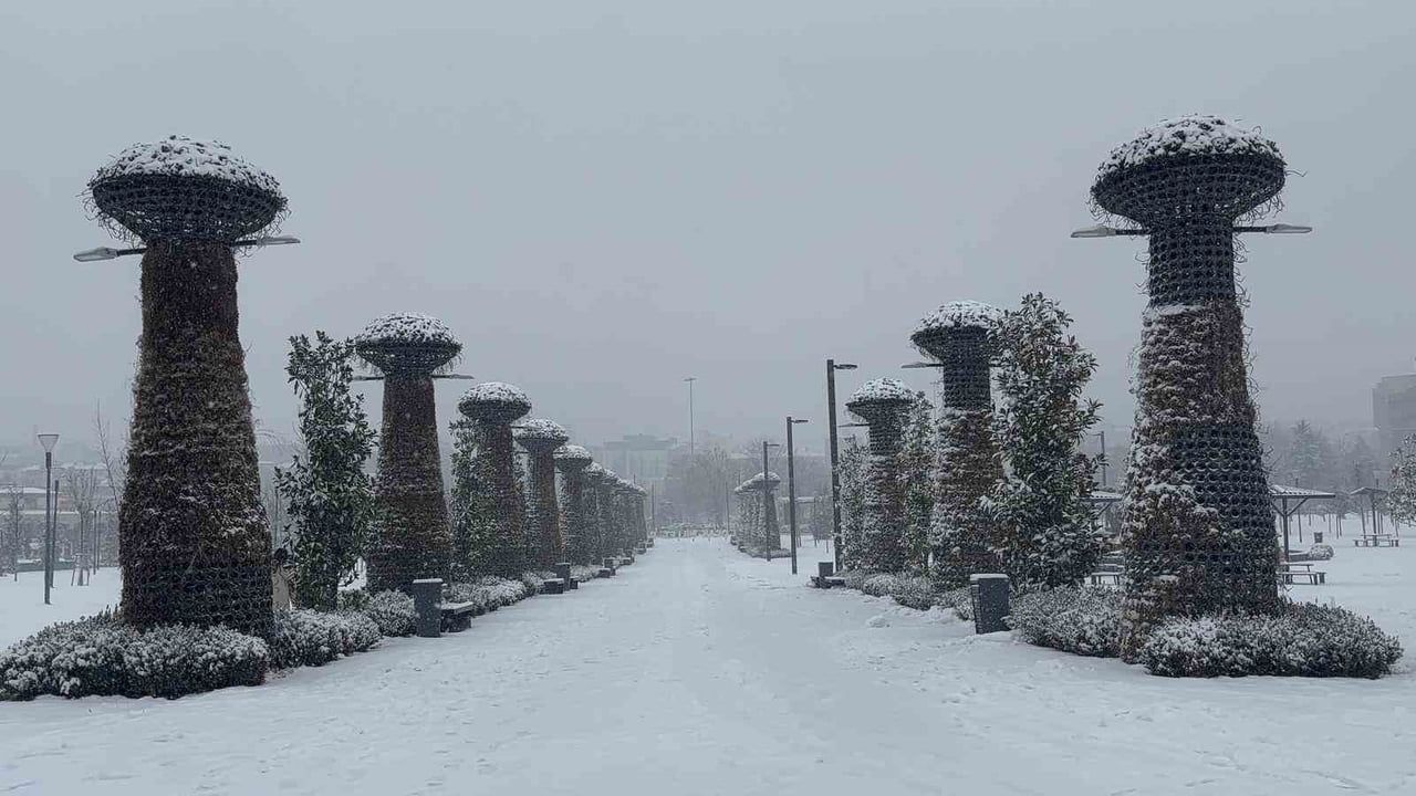 Gaziantep’te yoğun kar yaşamı etkiledi, havalimanı uçuşlara kapatıldı