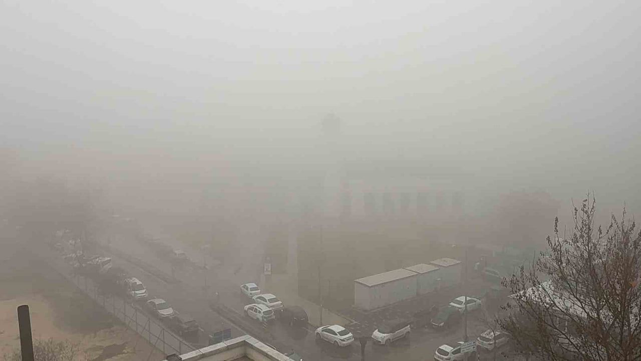 Gaziantep'te yoğun sis görüş mesafesini 50 metreye düşürdü, kara yolları etkilendi