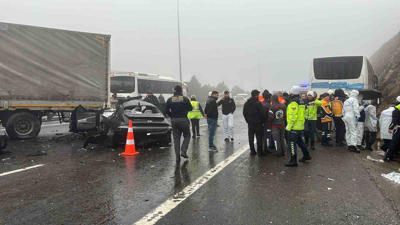 Gaziantep'te yoğun sis ve sağanakta 10 aracın karıştığı zincirleme kaza: 2 ölü, 10 yaralı