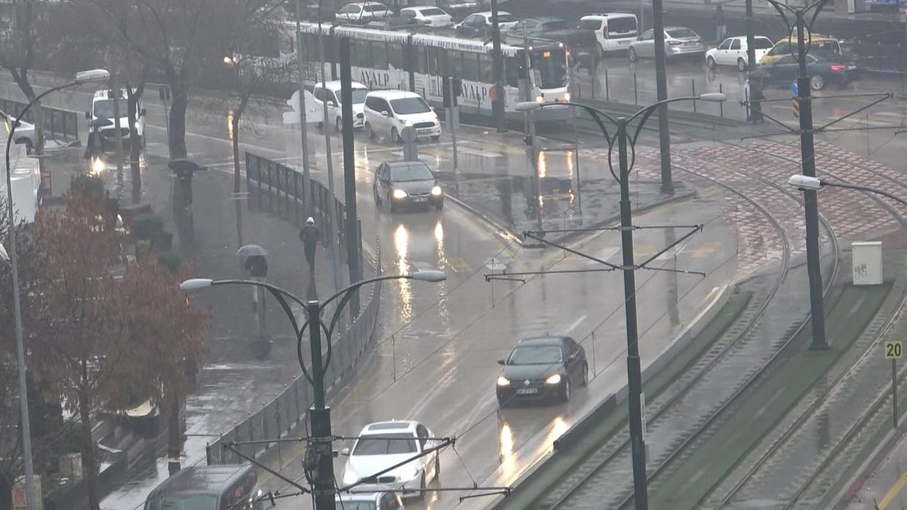 Gaziantep'te Yoğun Sis ve Yağış: Görüş Mesafesi 50 Metreye Düştü