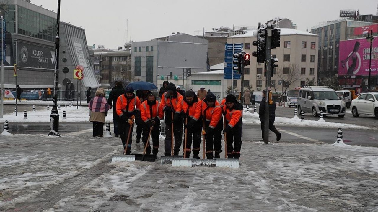 Gaziosmanpaşa'da 7/24 karla mücadele: 40 araç ve 150 personelle ulaşım güvencesi