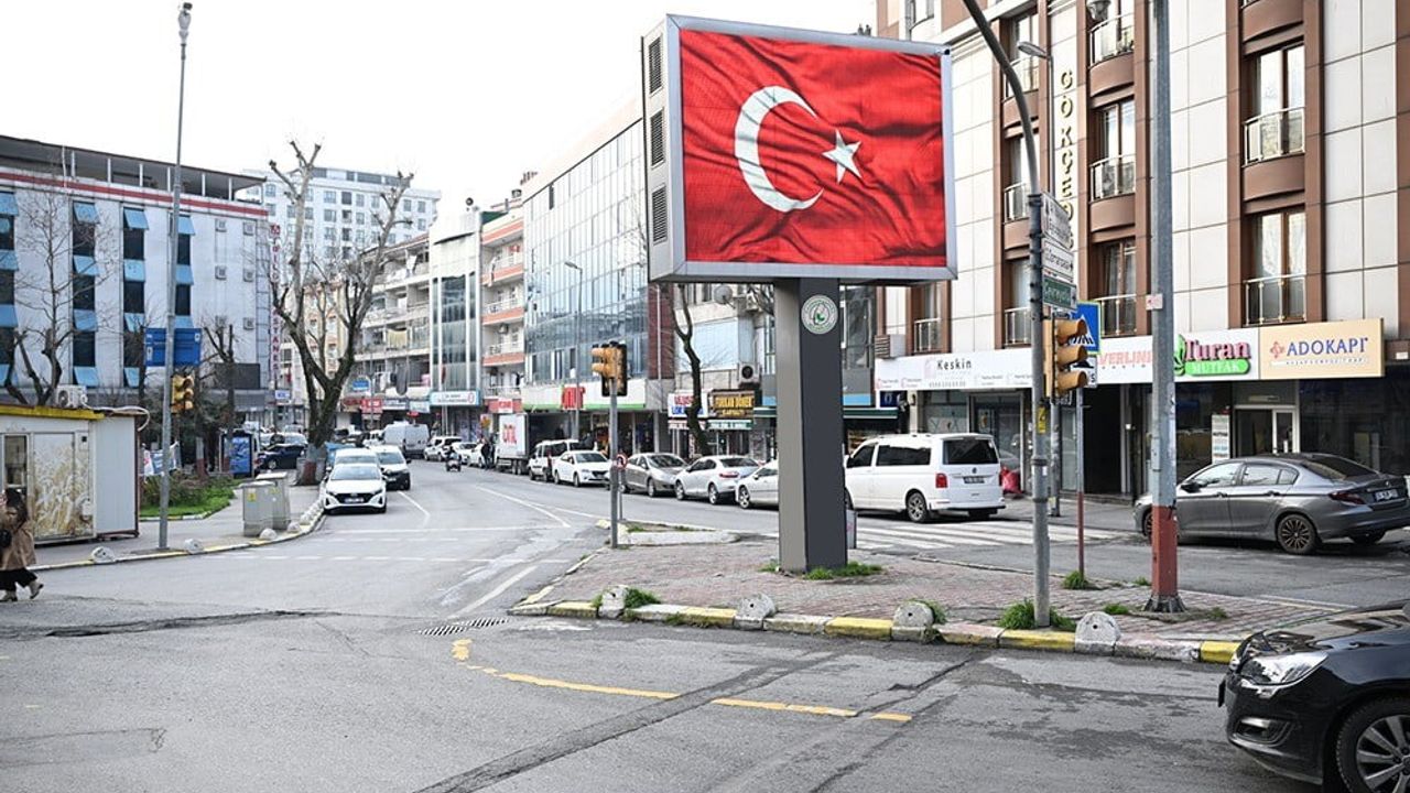 Gaziosmanpaşa'da LED ekranlara Türk bayrakları yansıtıldı