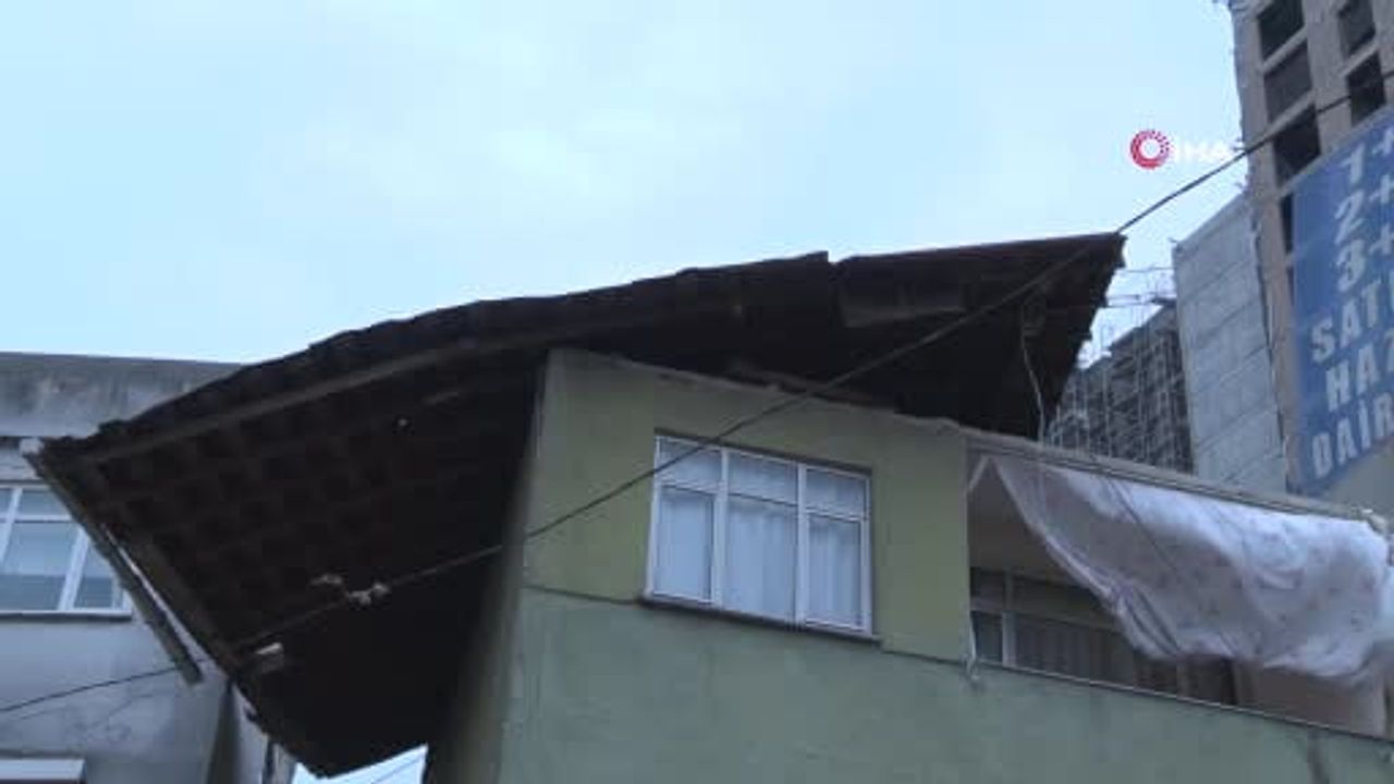 Gaziosmanpaşa'da lodos nedeniyle çatı koptu; iki otomobil maddi hasar gördü