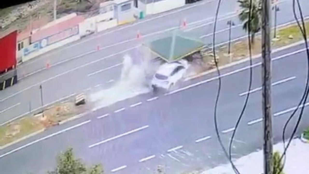 Gazipaşa'da otomobil refüjdeki jandarma bekleme noktasına çarptı: 4 yaralı