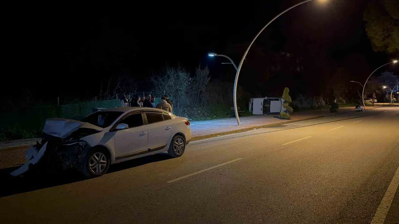 Gazipaşa'da park halindeki araca arkadan çarpan sürücü olay yerinden kaçtı