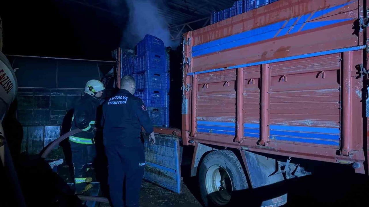 Gazipaşa’da park halindeki kamyonet alev alarak kullanılamaz hale geldi