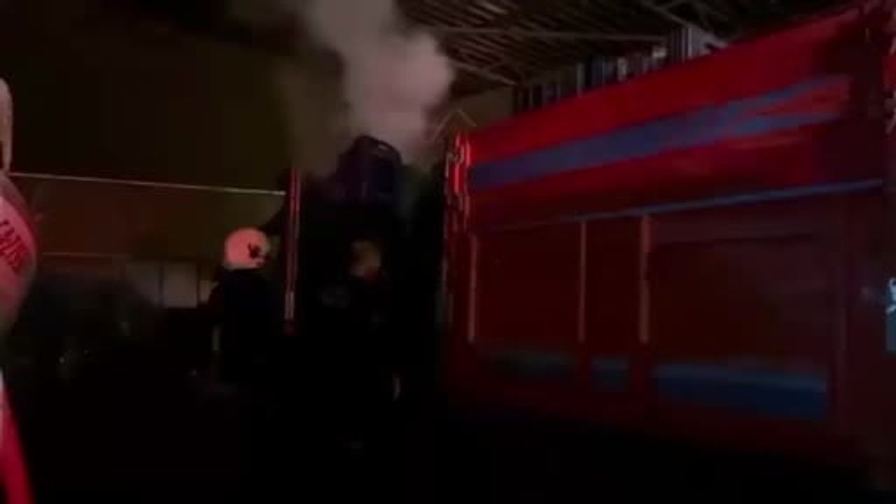 Gazipaşa'da park halindeki kamyonet gece yangınında kullanılamaz hale geldi