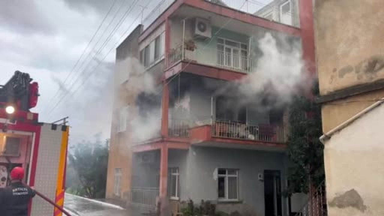 Gazipaşa'da üç katlı binanın ikinci katında yangın: Dumandan etkilenenlere müdahale edildi
