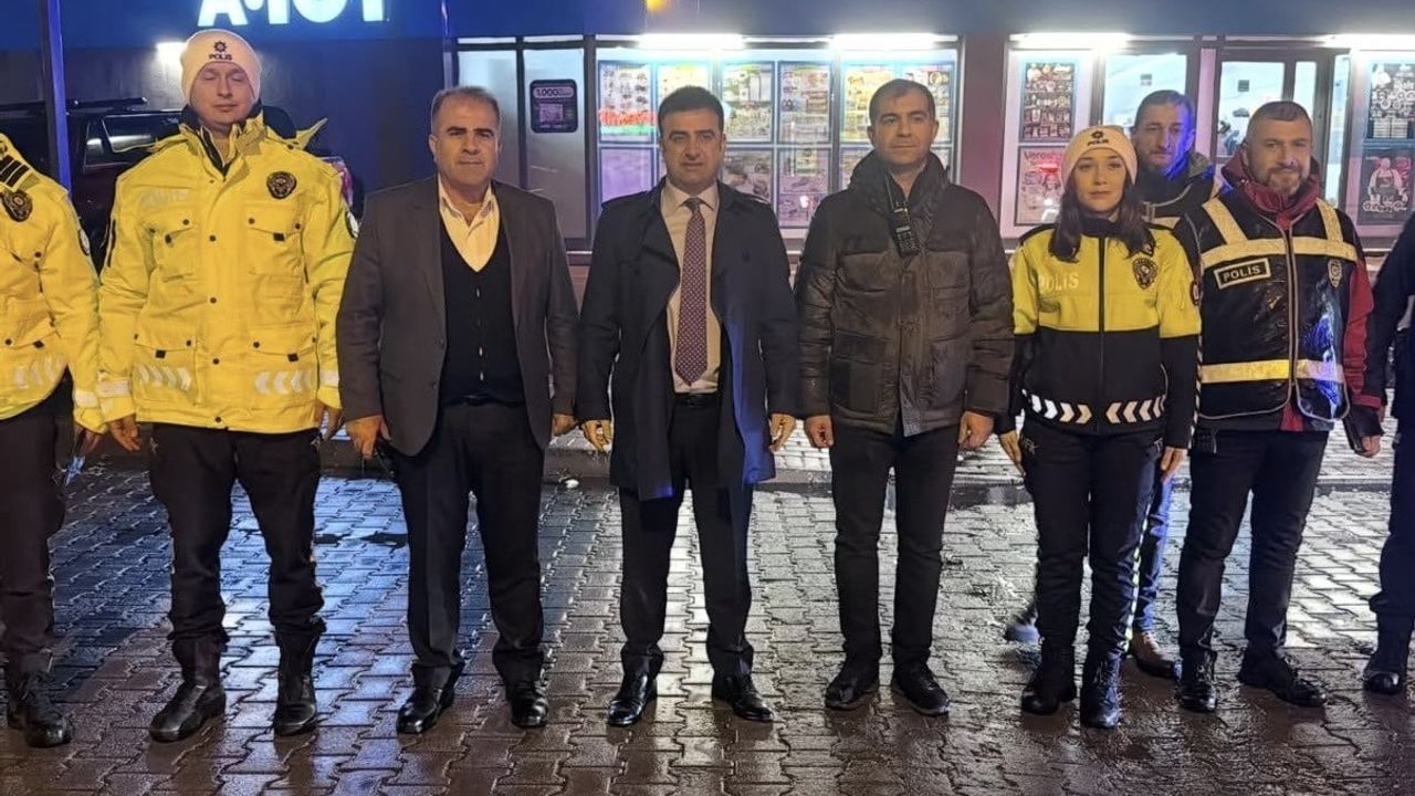 Gazipaşa Kaymakamı Selami Korkutata yılbaşı gecesi görevdeki güvenlik güçlerini ziyaret etti