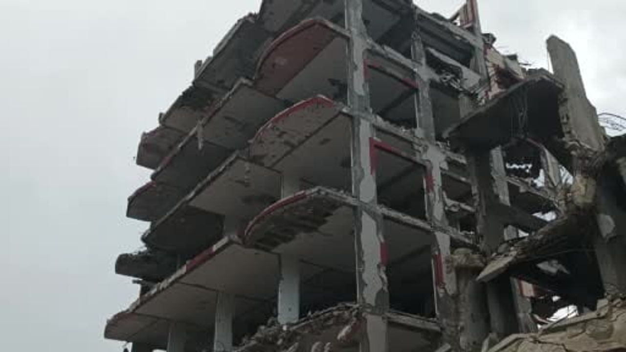 Gazze'de kliniği yıkılan diş hekimi Abdelsalam Kaheel onarıp yeniden hasta kabulüne başladı