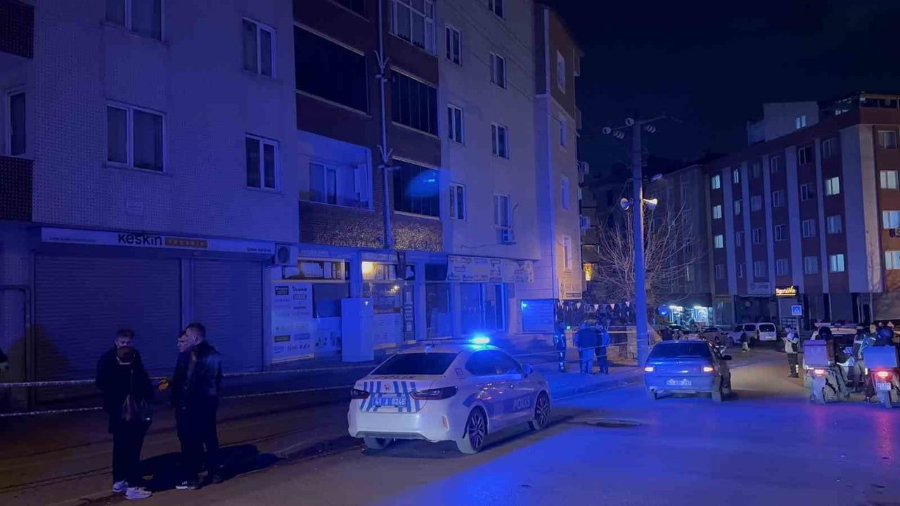 Gebze'de 5 katlı binanın girişinde çökme: 22 daire tedbir amacıyla tahliye edildi