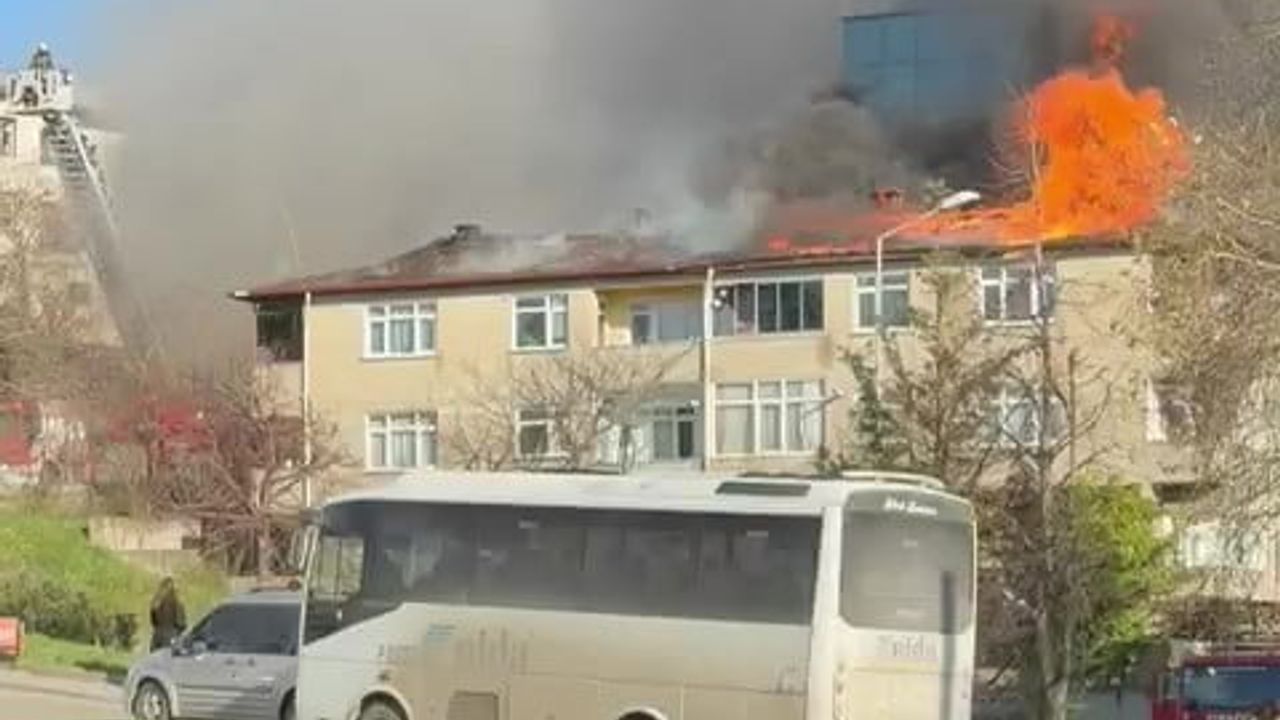 Gebze'de çatı onarımında membran yangını: çatıda büyük hasar, yaralanma yok