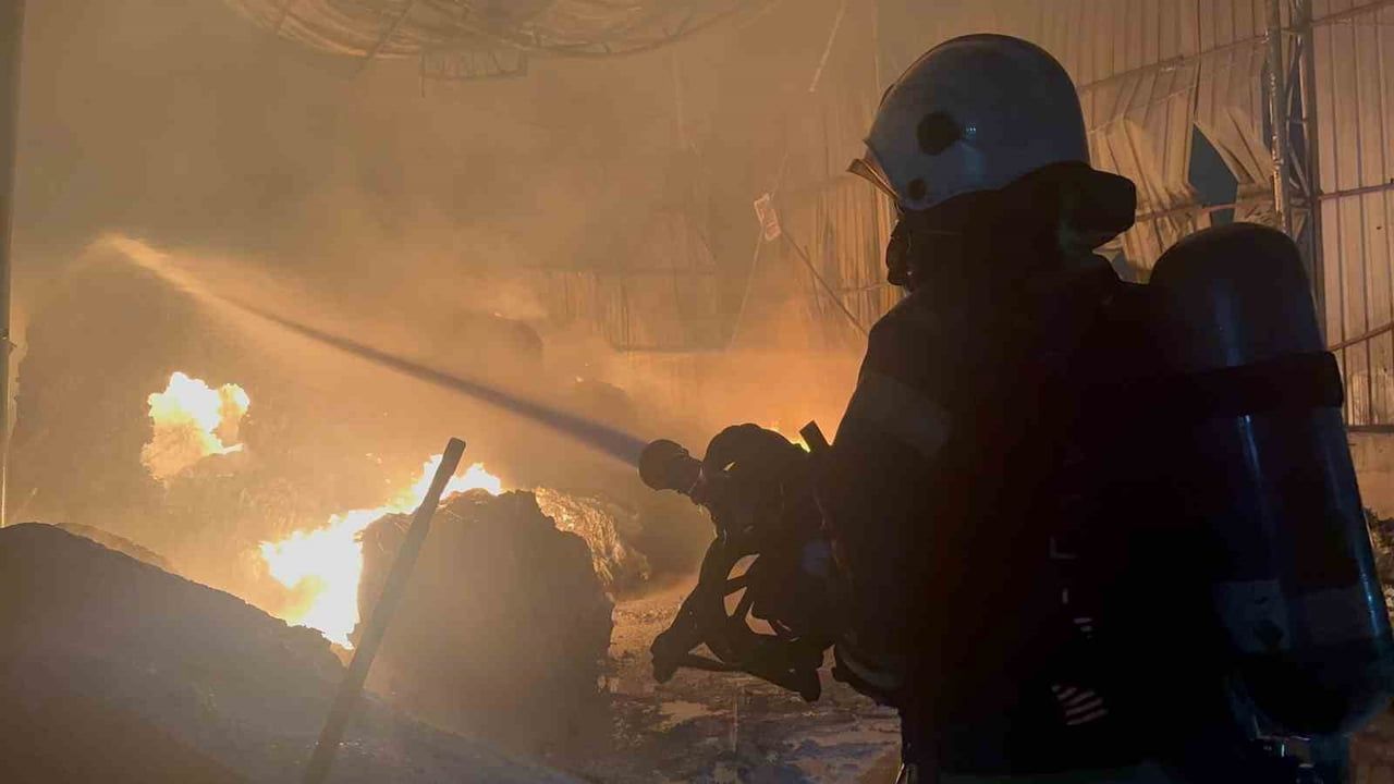 Gebze Pelitli'de atık naylon deposunda yangın kontrol altına alındı