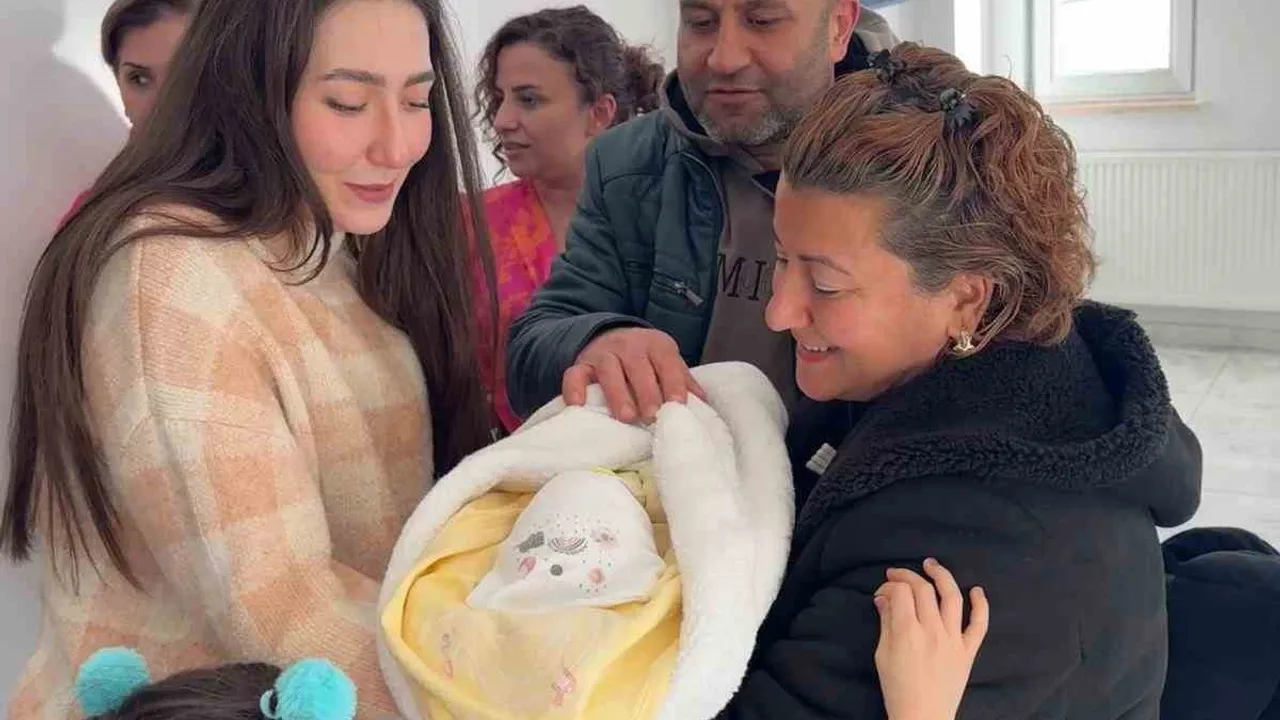 Geçici Koruyucu Aile Modelinin 100’üncü Çocuğu Ege Berk, Samsun’da Koruyucu Ailesiyle Buluştu