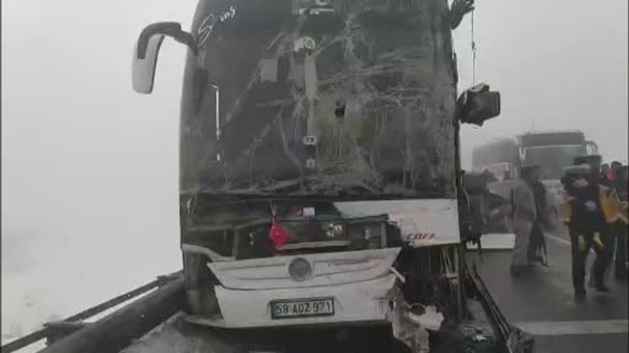 Gemerek'te yoğun sis nedeniyle 4 aracın karıştığı zincirleme kaza: 7 yaralı