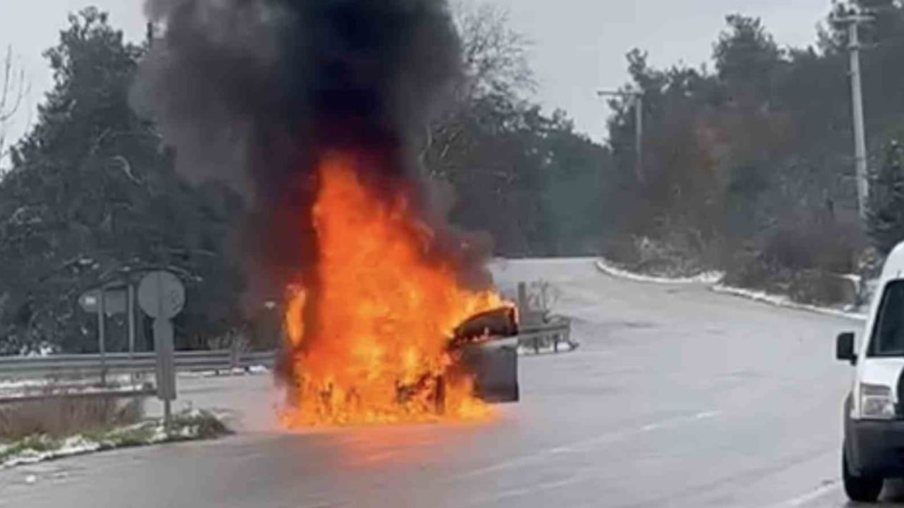Gemlik Dürdane'de seyir halindeki otomobil alev aldı; itfaiye söndürdü