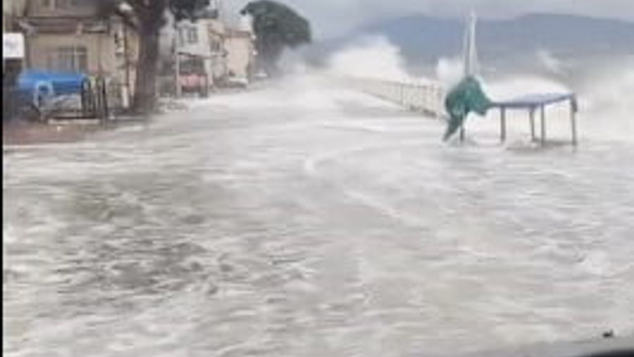 Gemlik'te şiddetli fırtına denizi taşırdı, çok sayıda tekne parçalanarak battı