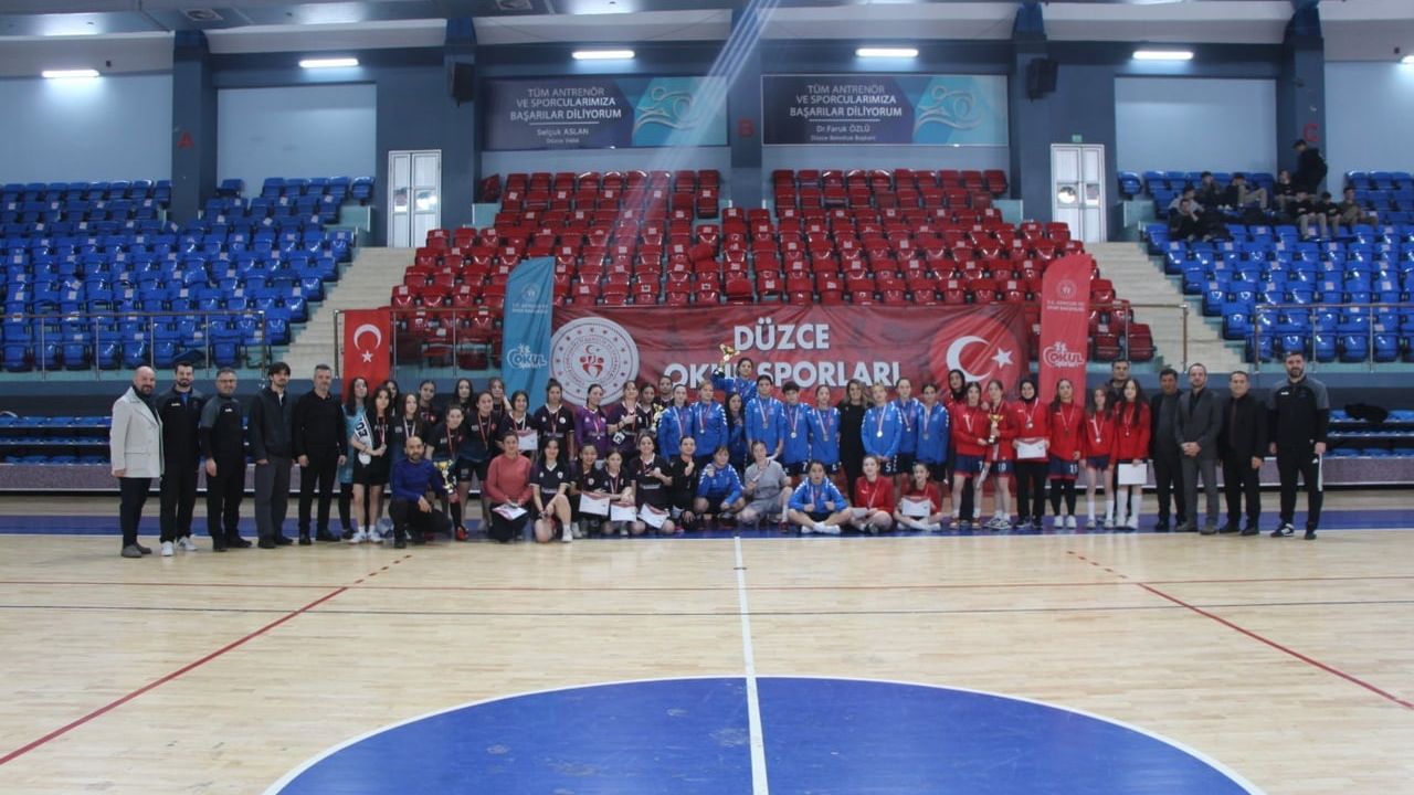 Genç Kızlar Futsal Müsabakalarında Düzce Spor Lisesi Şampiyon