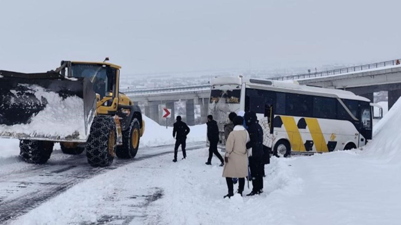 Genç'te karla kaplı yolda kayan midibüs kara saplandı; belediye ekipleri kurtardı
