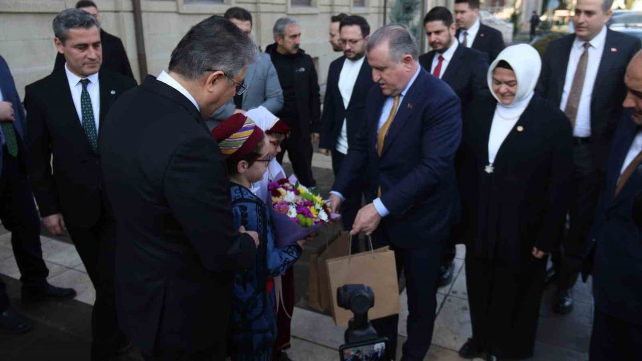 Gençlik ve Spor Bakanı Dr. Osman Aşkın Bak Eskişehir'de: Valilik Ziyareti ve İl Başkanlığı Programı