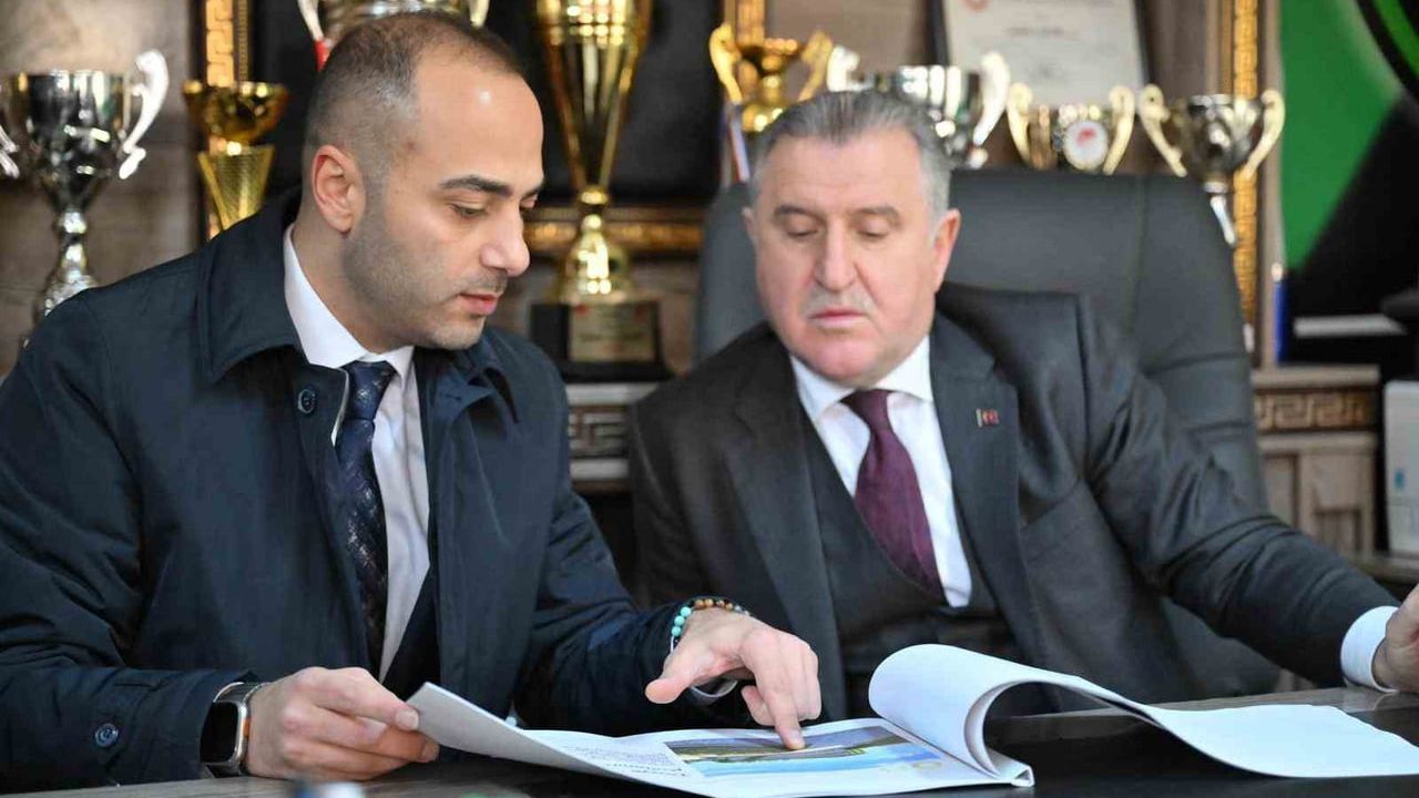 Gençlik ve Spor Bakanı Osman Aşkın Bak, Gaziosmanpaşa'da Küçükköy Stadı ve Spor Vadisi projelerini inceledi