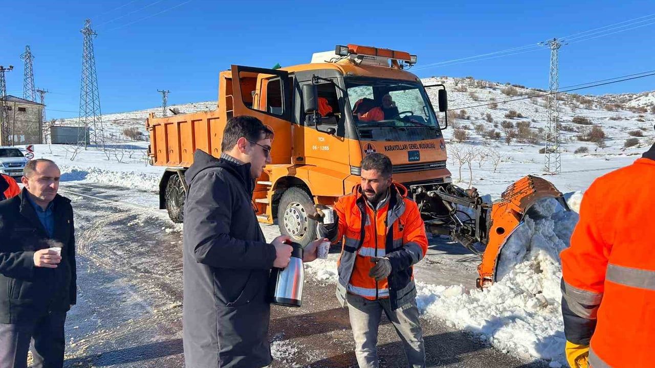 Gercüş Kaymakamı Muhammed Öztaş, kar mesaisindeki ekiplerle çalışma noktalarında buluştu
