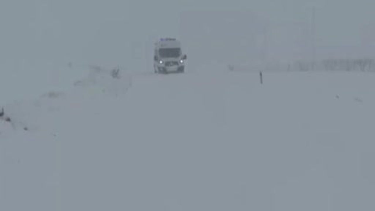 Gercüş’te kar nedeniyle kapanan Kayapınar-Hisar yolunda mahsur kalan ambulans için yol açıldı