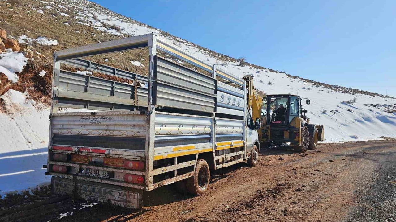 Gercüş’te kar yağışı: Özel İdare ekipleri göçerlerin mahsur kalan kamyonetini kurtardı