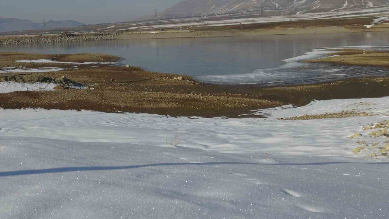 Gercüş'te Kırkat Göleti Tamamen Dondu, Vatandaşlar Fotoğraf Çekti