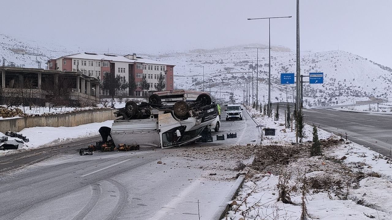 Gercüş’te meyve yüklü kamyonet devrildi: Sürücü sağ kurtuldu, vatandaşlar meyveleri topladı