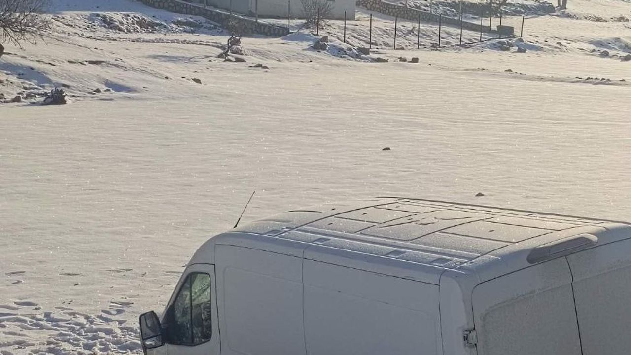 Gercüş'te minibüs şarampole devrildi: 3 kişi yaralandı