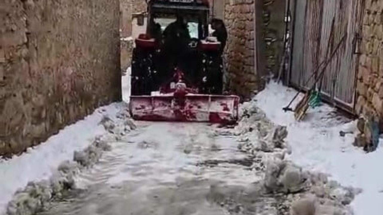 Gercüş’te muhtar ve kardeşi traktörle köy içi yolları kardan açtı