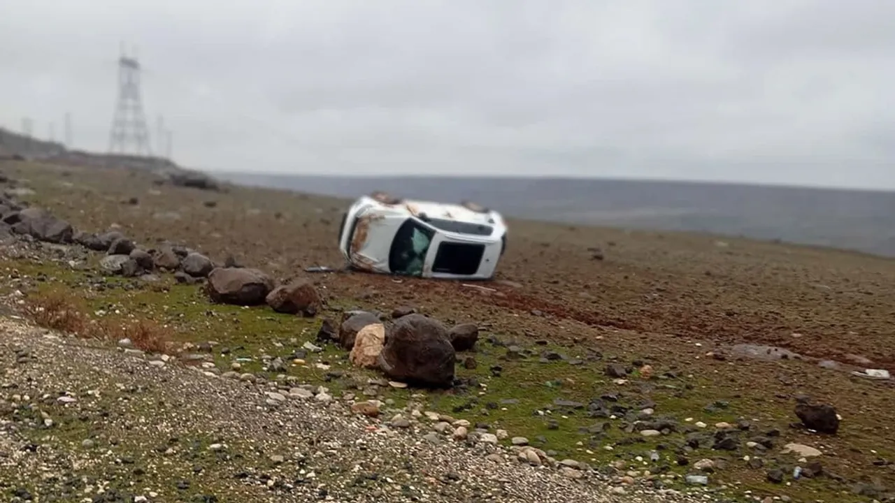 Gercüş'te otomobil araziye yuvarlandı; sürücü yara almadan kurtuldu