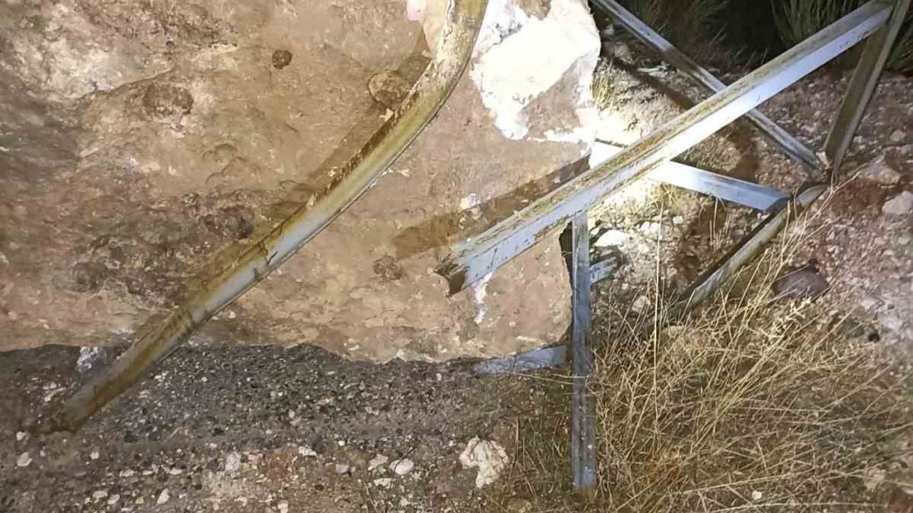 Gercüş’te yamaçtan kopan kaya elektrik direğine çarptı, muhtemel felaket önlendi