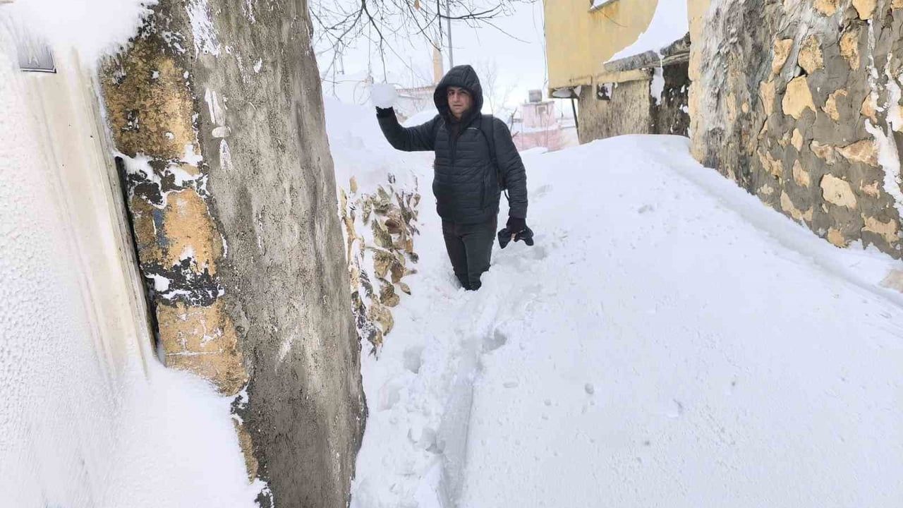 Gercüş’te yoğun kar yağışı hayatı durma noktasına getirdi