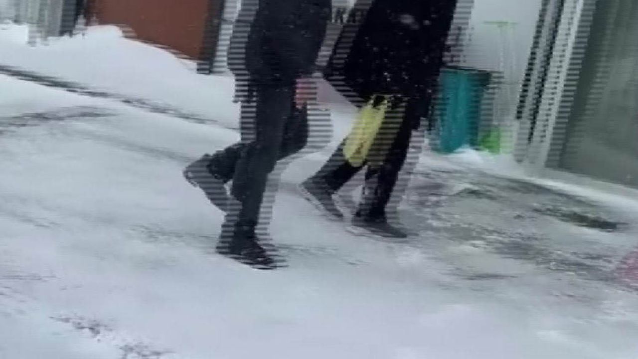 Gercüş’te yollar açıldı: Özel İdare iş makineleriyle diyaliz hastaları hastaneye ulaştırıldı